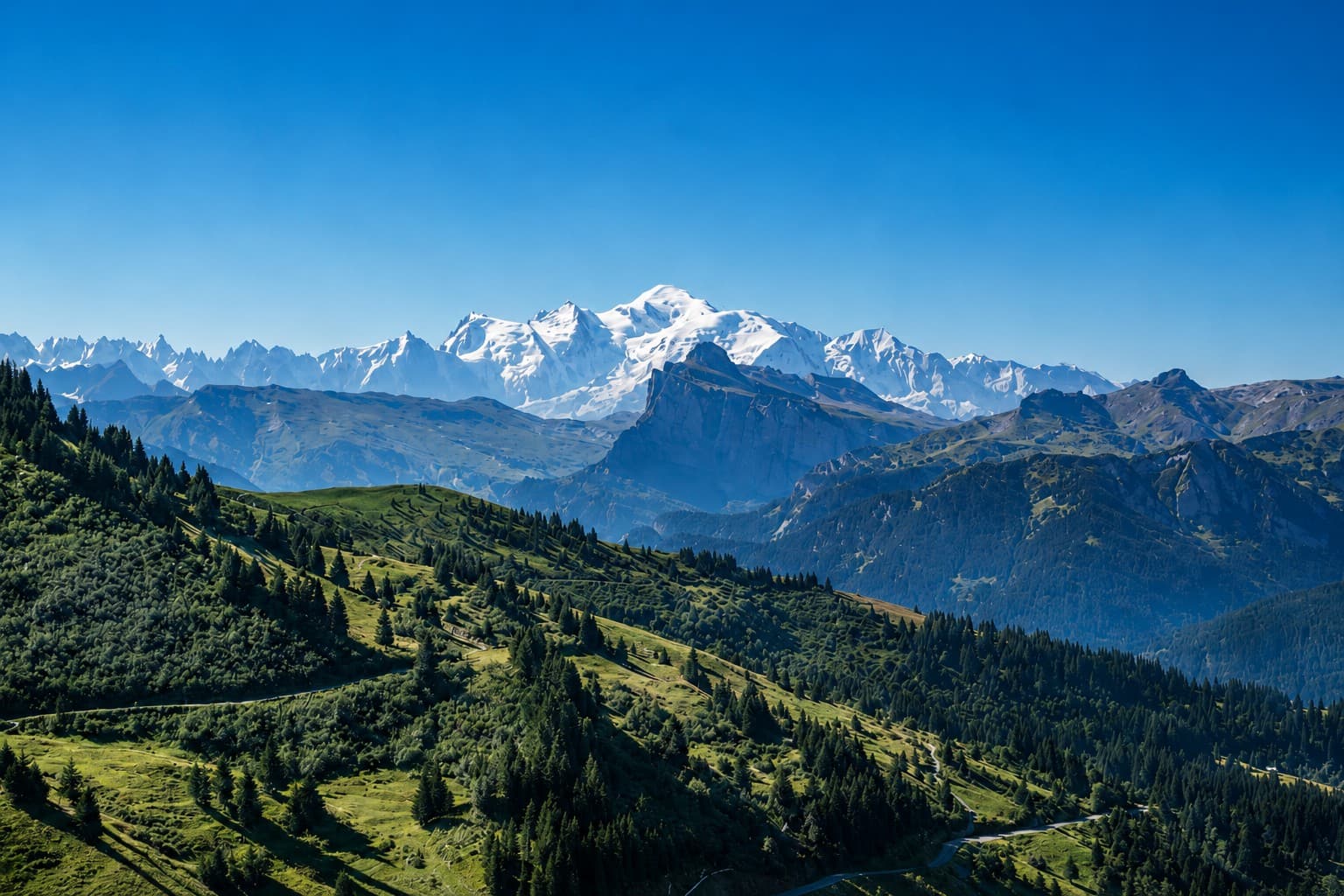 Le massif du Mont-Blanc vu depuis les alpages de Haute-Savoie
